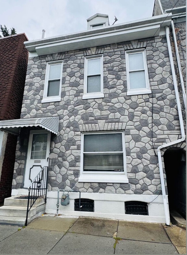Building Photo - 211 N 11th St