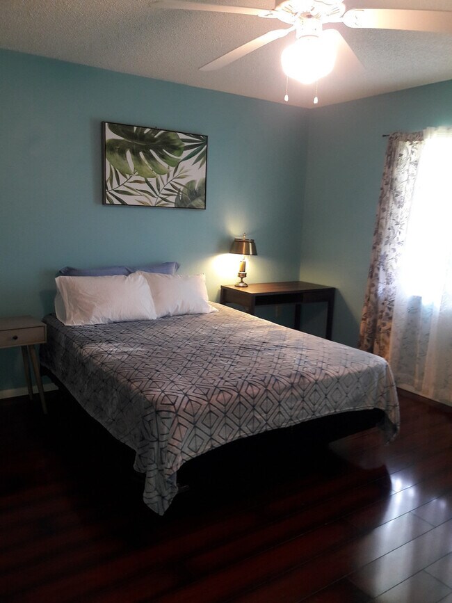 Building Photo - Short term, turnkey furnished, 2 bedroom, 2 bathroom condo in convenient Bradenton location.