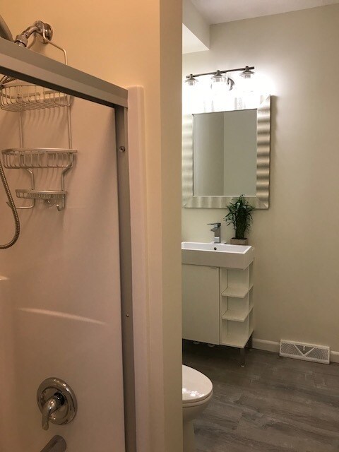 Building Photo - 3 Bedroom 2 Full Bath TownHouse with 2 car tandem  Parking for Rent