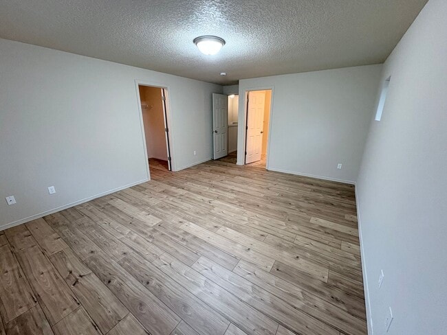 Building Photo - ONE MONTH FREE OF RENT!! Well Maintained, High Ceilings, Bonus Room, Great Location!