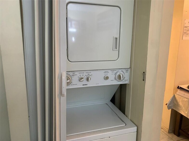 Building Photo - 10850 Royal Palm Blvd