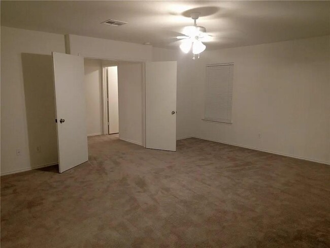 Building Photo - 2200 Weiss Ln