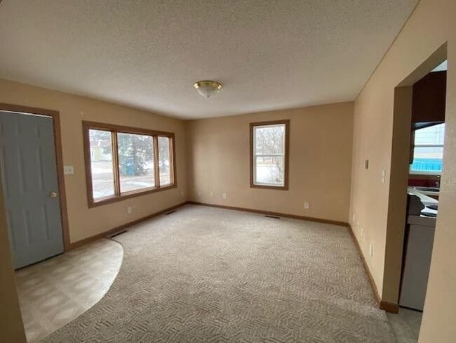 Building Photo - Spacious| Pet Friendly| Garage