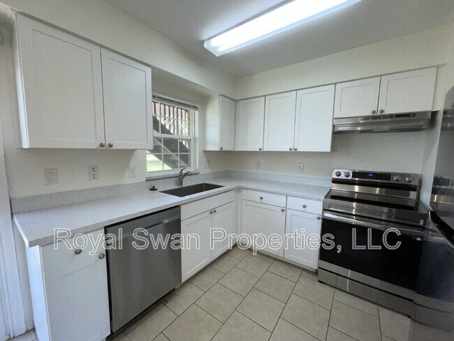 Building Photo - 1920 E Edgewood Dr