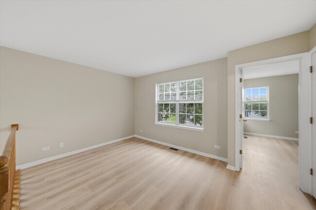 Building Photo - Beautifully Updated End-Unit Townhome