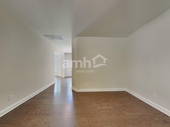 Building Photo - 409 Forest Glen Dr