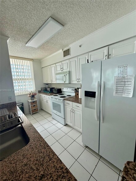 Building Photo - 1155 Brickell Bay Dr