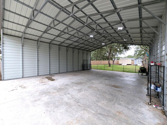 Building Photo - 8717 Sand Pine Dr