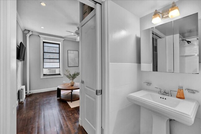 Building Photo - 346 E 18th St