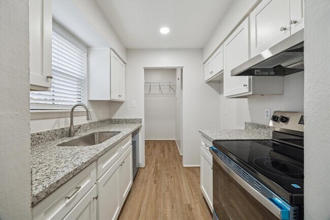Building Photo - 5001 Lamonte Ln