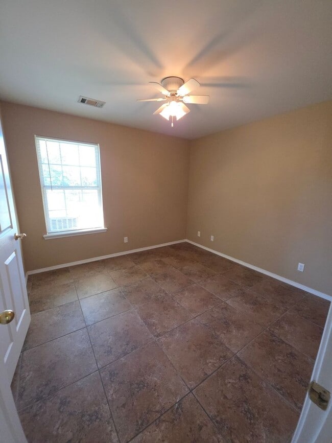 Building Photo - 401 E 11th St