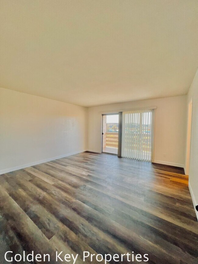 Building Photo - Welcome to this stunning duplex located in beautiful Bonsall!