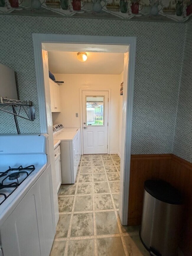 Building Photo - Charming 3-Bedroom Home on a Corner Lot