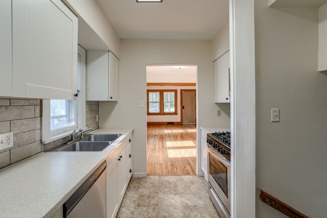 Building Photo - Great Location Close To Aksarben Village!!