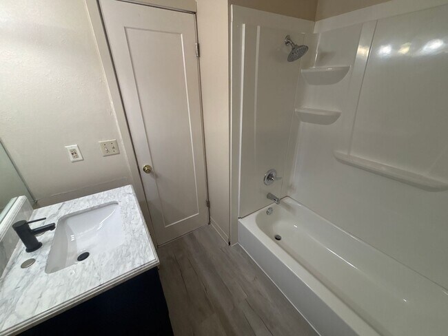 Building Photo - 2906 Straus Ln