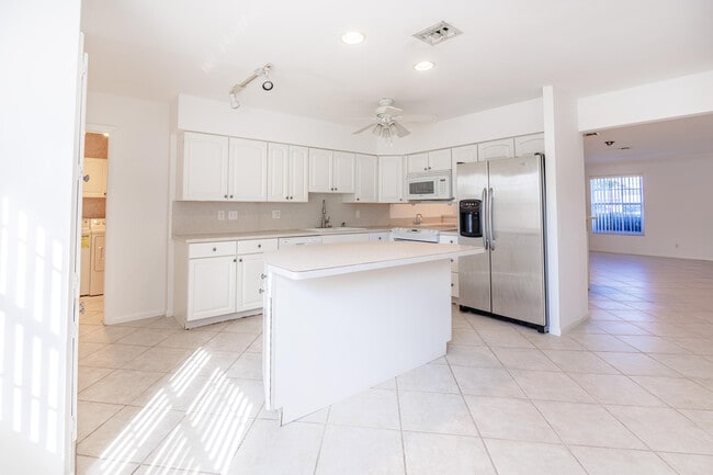 Building Photo - 527 W Jasmine Dr