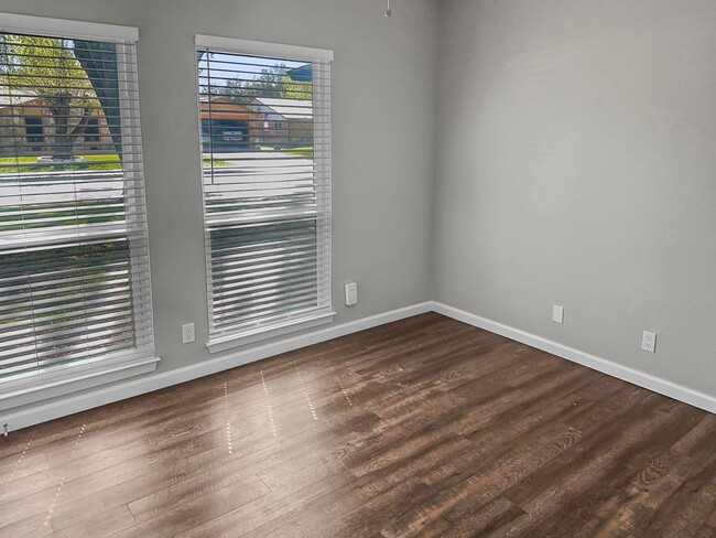 Building Photo - Newly painted with Open floor plan!