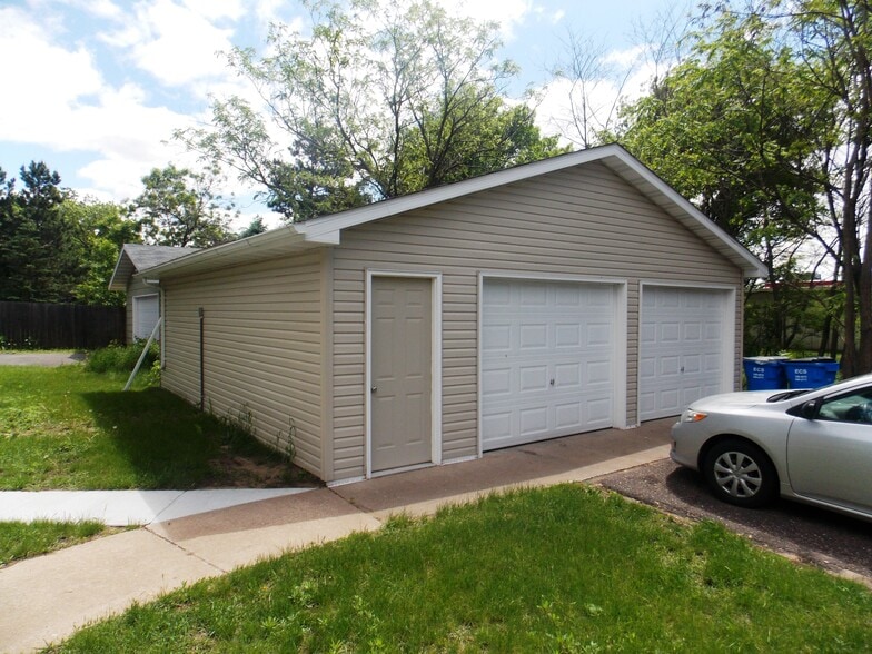 1 1/2 car garage - 6511 Cedar St