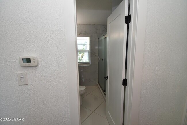 Building Photo - 403 N Oleander Ave