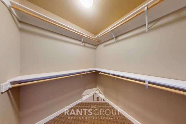 Building Photo - Beautifully upgraded townhome in a quiet L...
