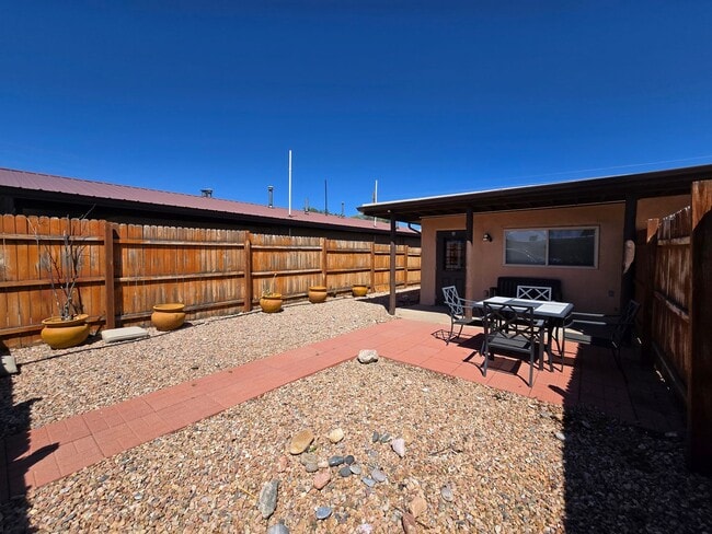 Building Photo - 1506-A Agua Fria St