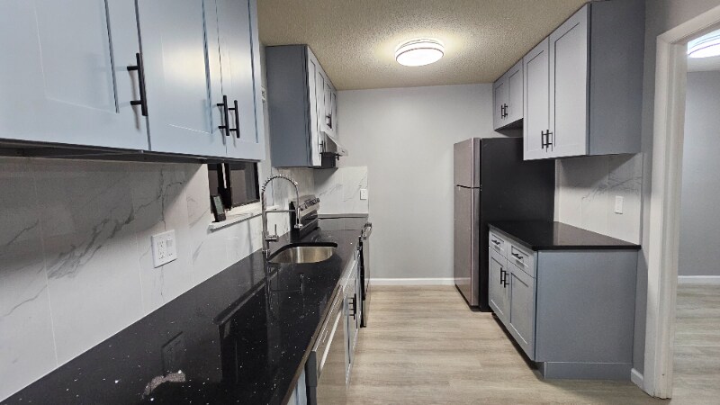 Building Photo - 266 High Path Rd