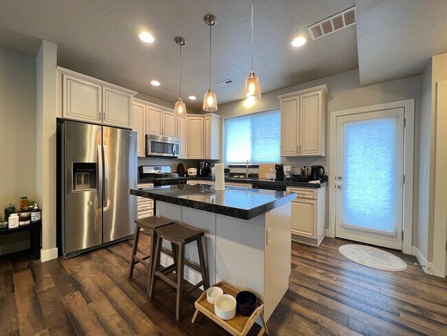 Building Photo - 3 Bed/ 3 Bath Townhome in Draper!