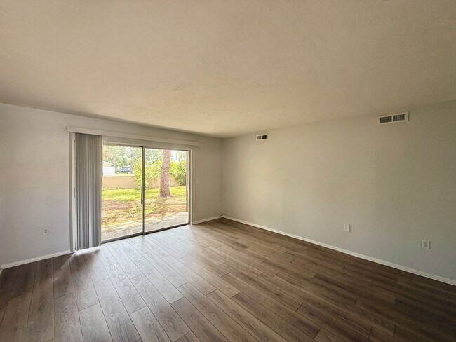 Building Photo - Close to Downtown Sarasota - 2/1 Condo - I...