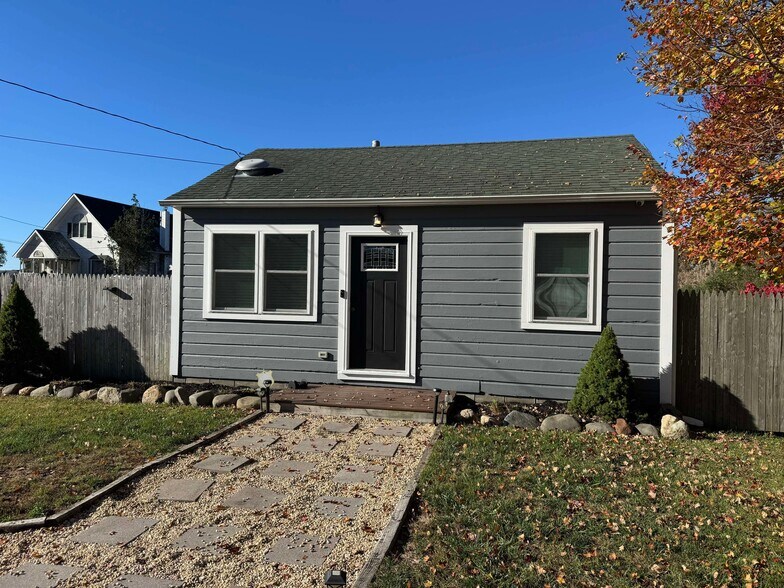 Primary Photo - 28 Sheridan Dr