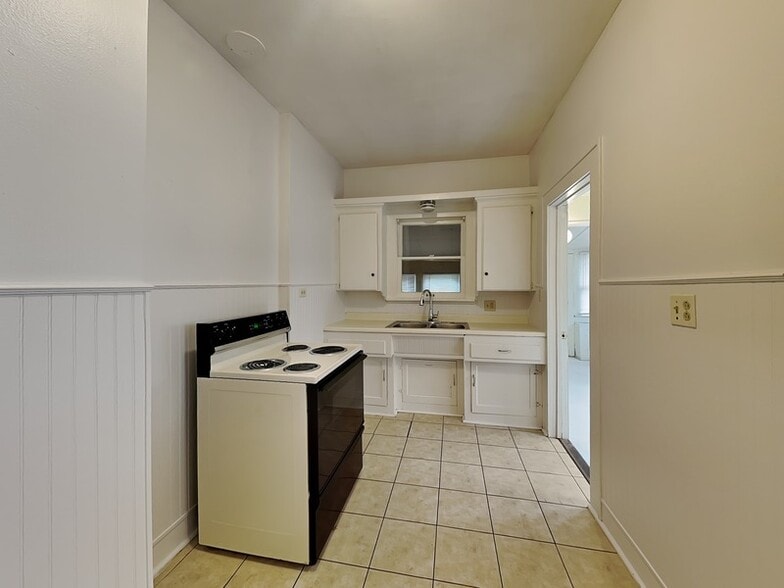 Building Photo - 3333 W 6th St