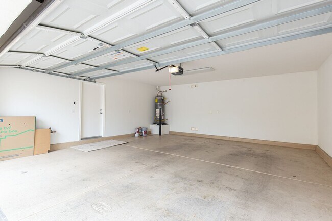 Building Photo - Very clean SW home near Sunset/215 for only $1875