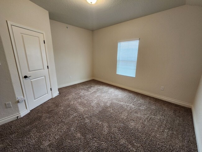 Building Photo - 1 MONTH FREE RENT/ 3/2.5/1.5 Fourplex Clos...