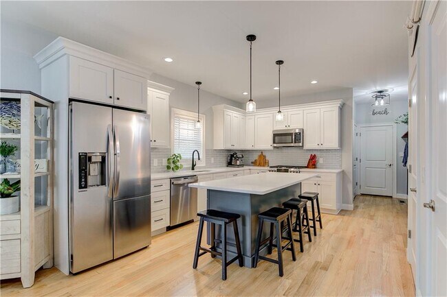 Building Photo - 142 Ferreira Ave