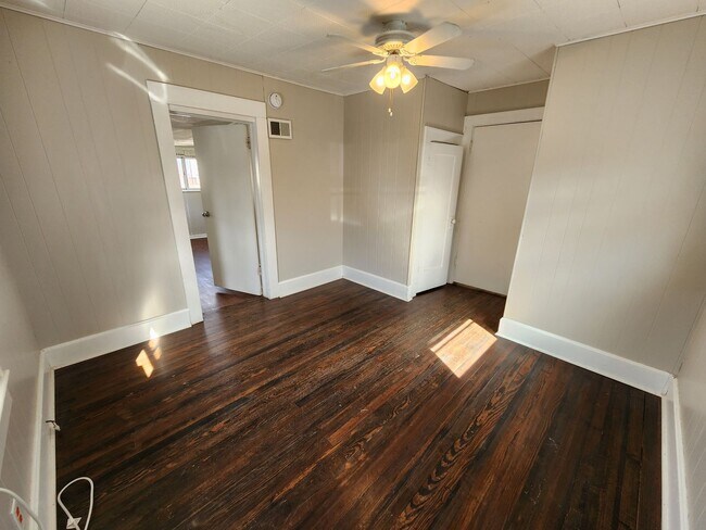 Building Photo - Spacious 3-Bedroom, 1-Bathroom Home AVAILA...