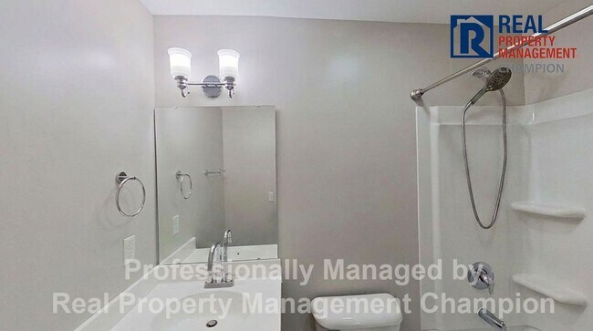 Building Photo - Beautiful 3 BD/2 BA End Unit Townhome in Leland