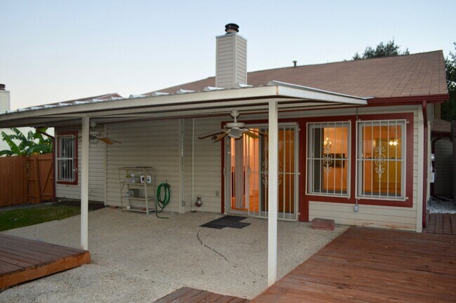 Building Photo - Beautiful and spacious 3 bed 2 bath.