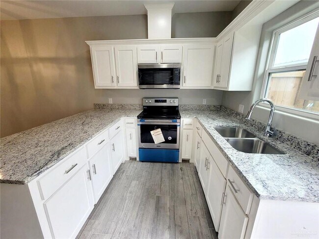 Building Photo - 300 S Retama Ln