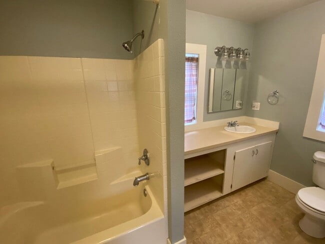 Building Photo - Historic 2+ Bedroom 1.5 Bath House in Oakland