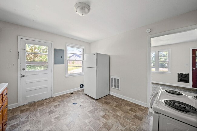 Building Photo - 3 Bedroom Home For Rent Near Lowes On Madison Street!