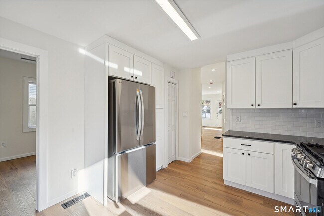 Building Photo - 21 Soundview Ave