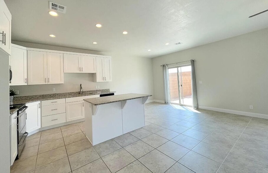Building Photo - 3971 Bella Vista Dr