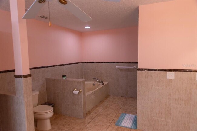 Building Photo - 315 Lazy Acres Ln