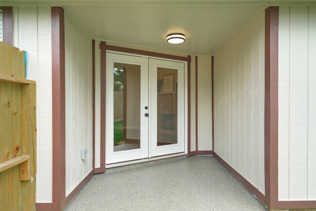 Building Photo - 12307 White River Dr