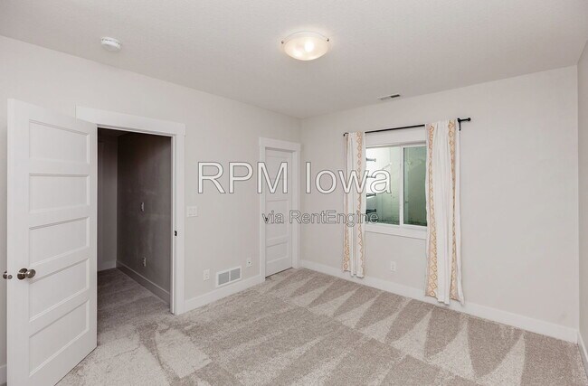 Building Photo - 5901 NE Sherman Dr