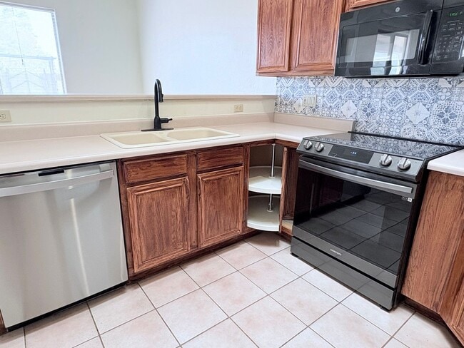 Building Photo - *AVAILABLE NOW* Gorgeous 3 bed/2 bath home in private gated Tanque Verde community!!!