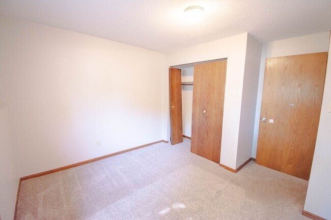 Building Photo - NW Rochester Split-Level with Vaulted Ceilings & Detached 2-Car Garage