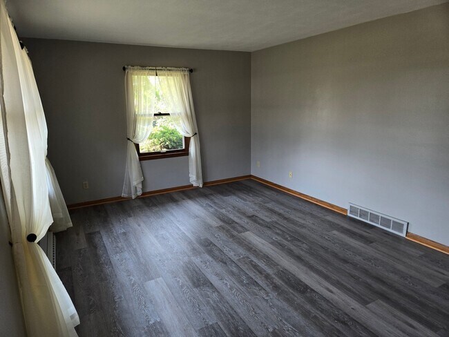 Building Photo - 592 Donna Dr