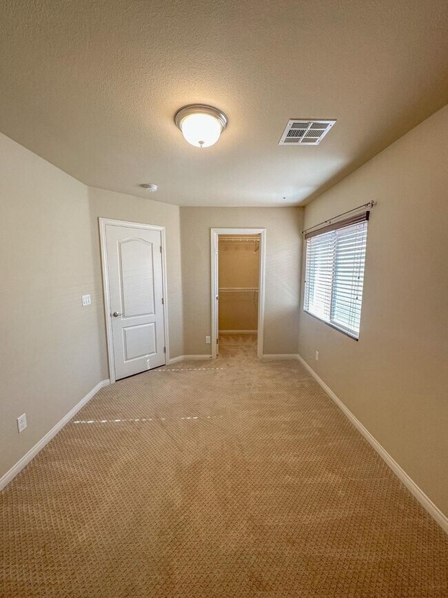Building Photo - LUXURIOUS SPACIOUS HOME WITH MODERN UPGRAD...