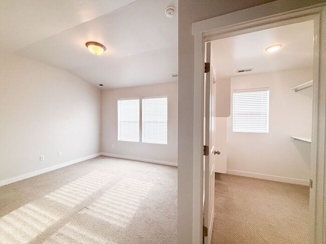 Building Photo - Stunning and Spacious 3BR 3BA Townhouse w/ Quartz Kitchen + Garage Parking + Modern Finishes in E...