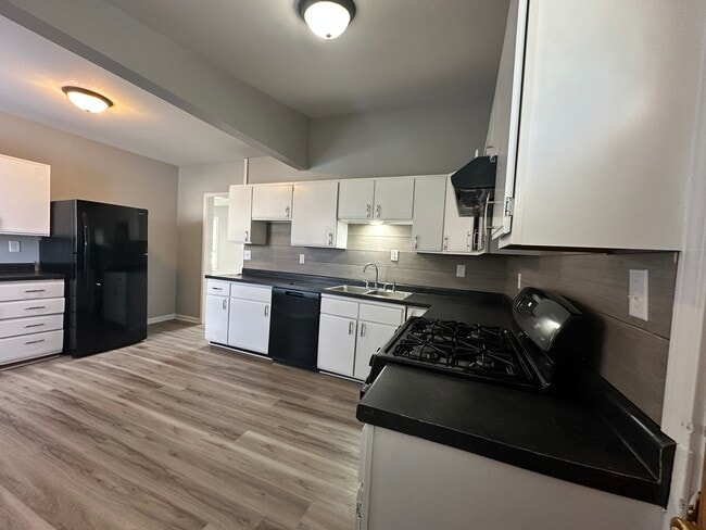 Building Photo - 911 S Laurel St